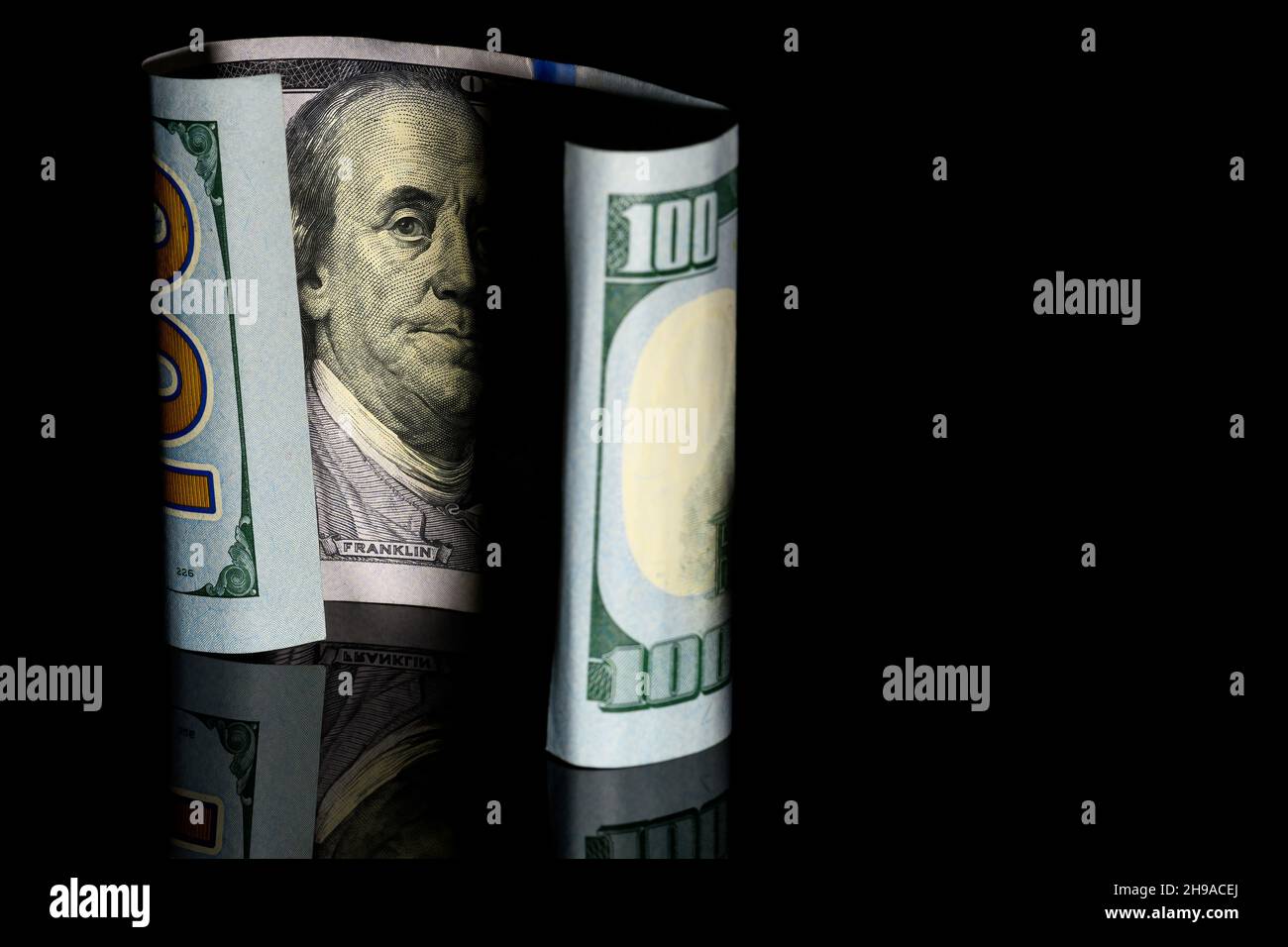 Cento dollari Bill, US, su sfondo nero con Benjamin Franklin, spazio copia a destra Foto Stock