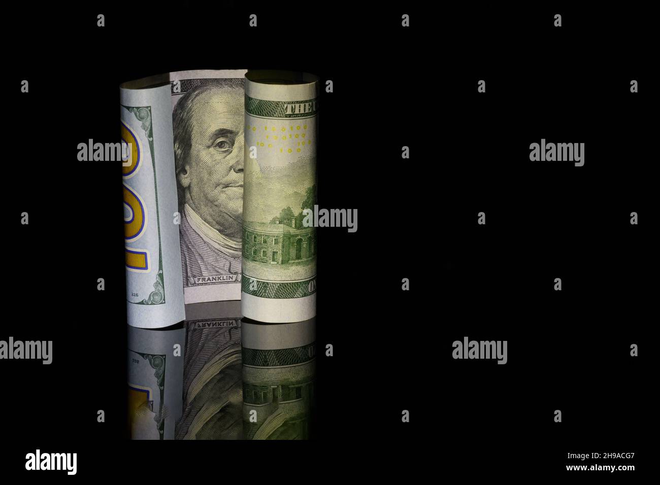 Cento dollari Bill, US, su sfondo nero con Benjamin Franklin, spazio copia a destra Foto Stock