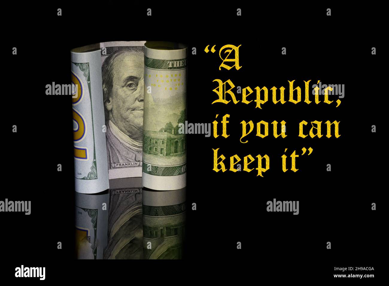 Cento dollari Bill, US, su sfondo nero con Benjamin Franklin citazione a destra Foto Stock