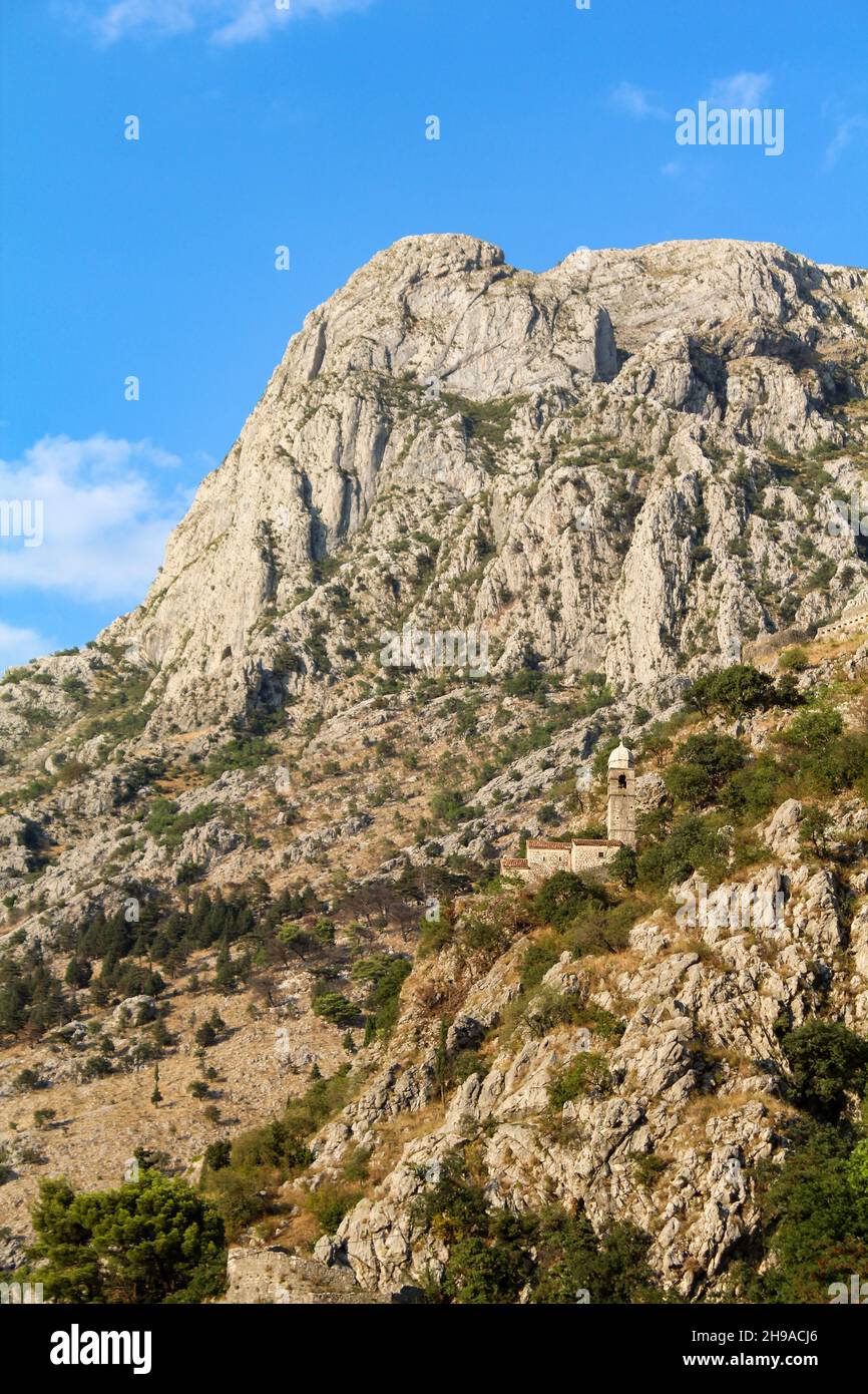 Vecchia chiesa della nostra signora di rimedio sopra la città di Kotor, Montenegro Foto Stock