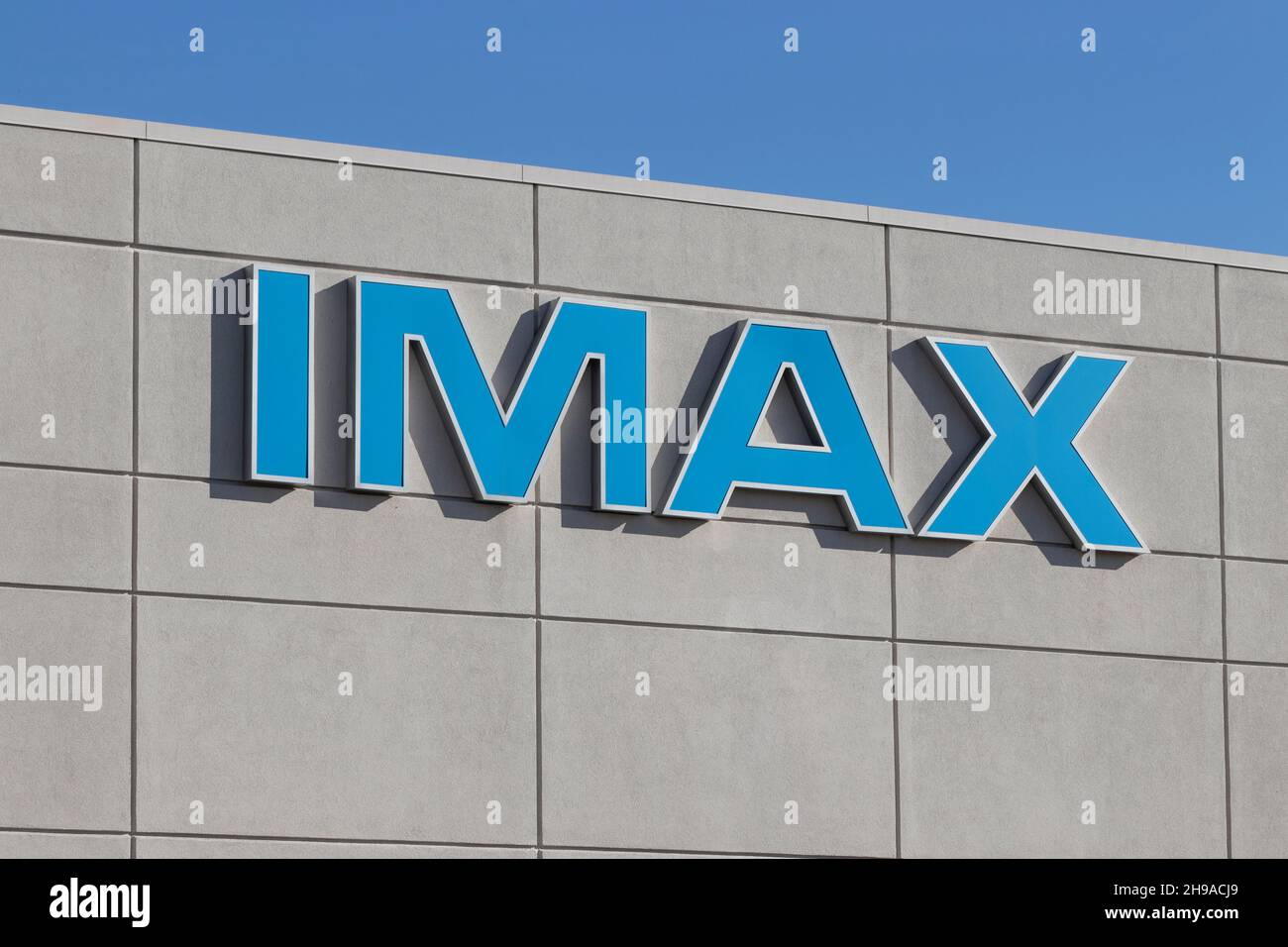 Springdale - circa Dicembre 2021: Logo e cartellonistica IMAX Movie Theatre. IMAX è un sistema di grande formato per la presentazione di film e immagini in movimento. Foto Stock
