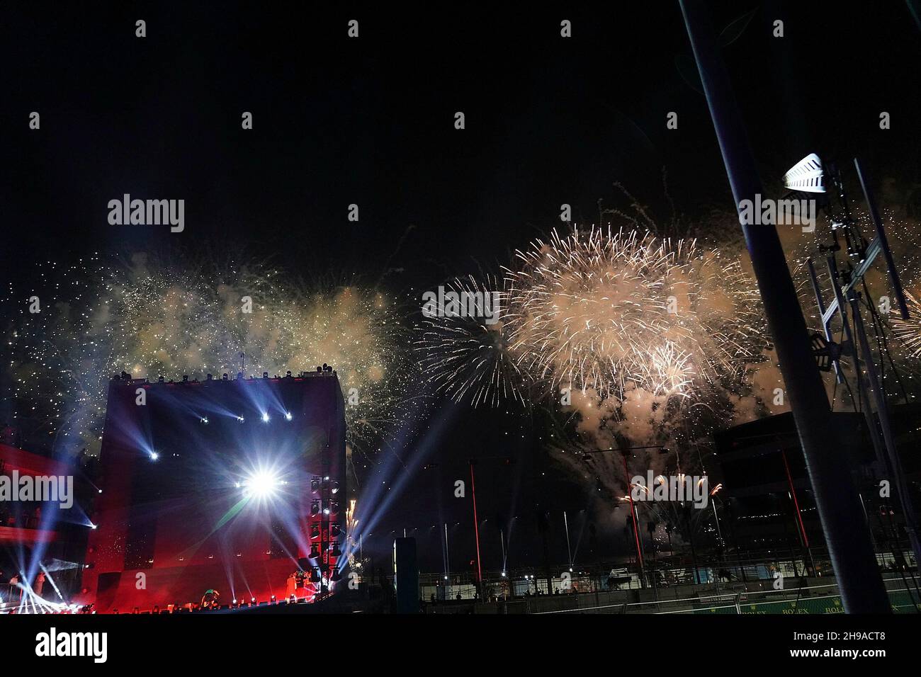Jeddah, Arabo Saudita. 05 dicembre 2021. 05.12.2021, circuito di Jeddah Corniche, Jeddah, Gran Premio di Formula 1 dell'Arabia Saudita, nella foto i fuochi d'artificio finali sono esposti sulla pista di gara di Jeddah. Credit: dpa/Alamy Live News Foto Stock