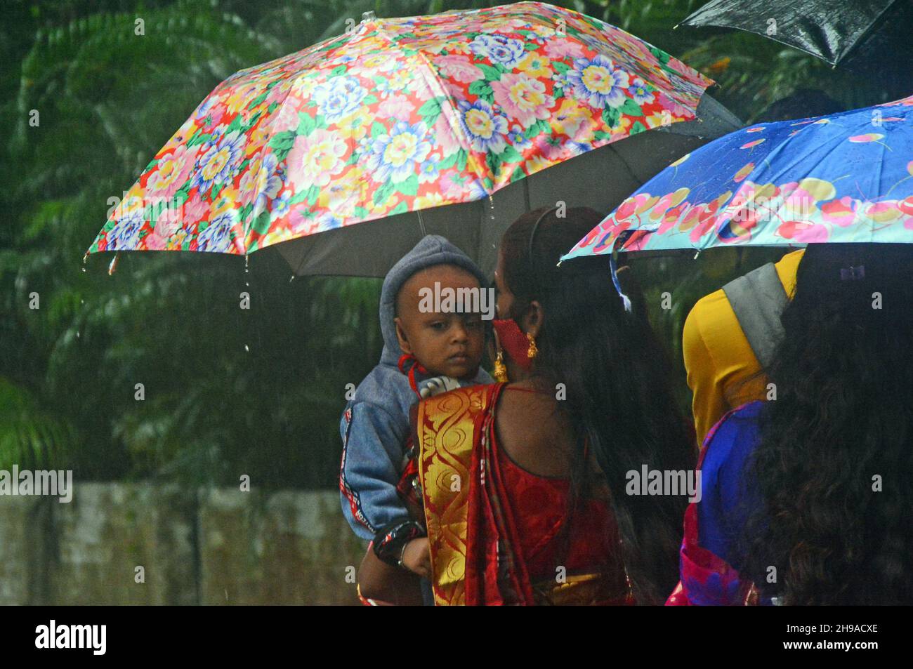 Kolkata, Howrah, India, 05/12/2021, la città potrebbe ottenere venti tempestosi e pioggia moderata sotto l'impatto del ciclone Jawad. Il Dipartimento Meteorologico dell'India prevede che la tempesta ciclonica si sposterà verso nord-nord verso la costa del Bengala occidentale prima di indebolirsi in una profonda depressione durante il giorno. "Con il sistema che potrebbe muoversi verso nord-nord lungo la costa di Odisha verso il Bengala occidentale e svilupparsi in un'area ben marcata a bassa pressione, piogge da leggere a moderate sono iniziate a Kolkata, Howrah, 24 Parganas nord e sud, e nei distretti di Purba e Paschim Medinipur", un funzionario s. Foto Stock