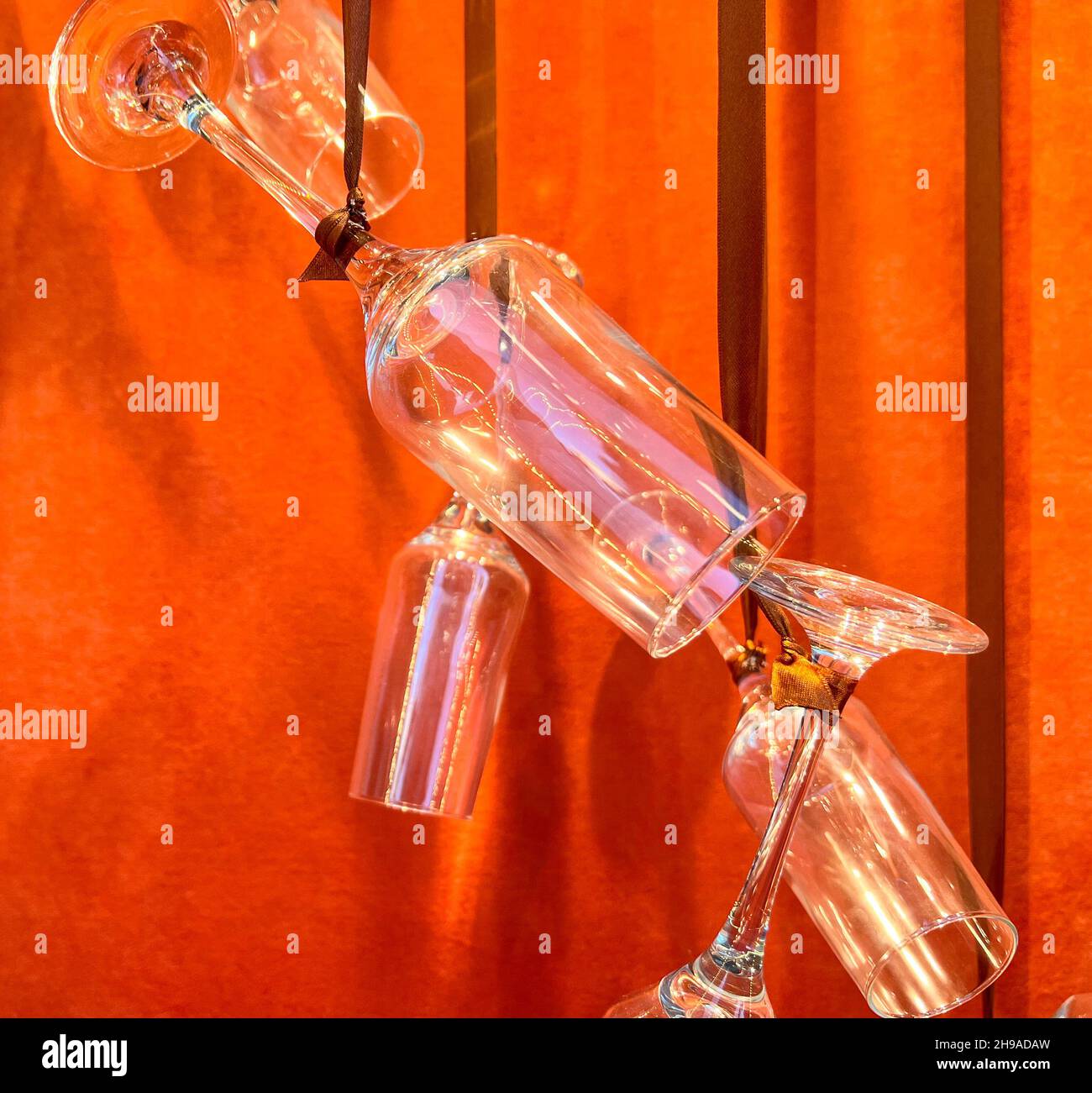 appendere bicchieri da vino vuoti Foto Stock