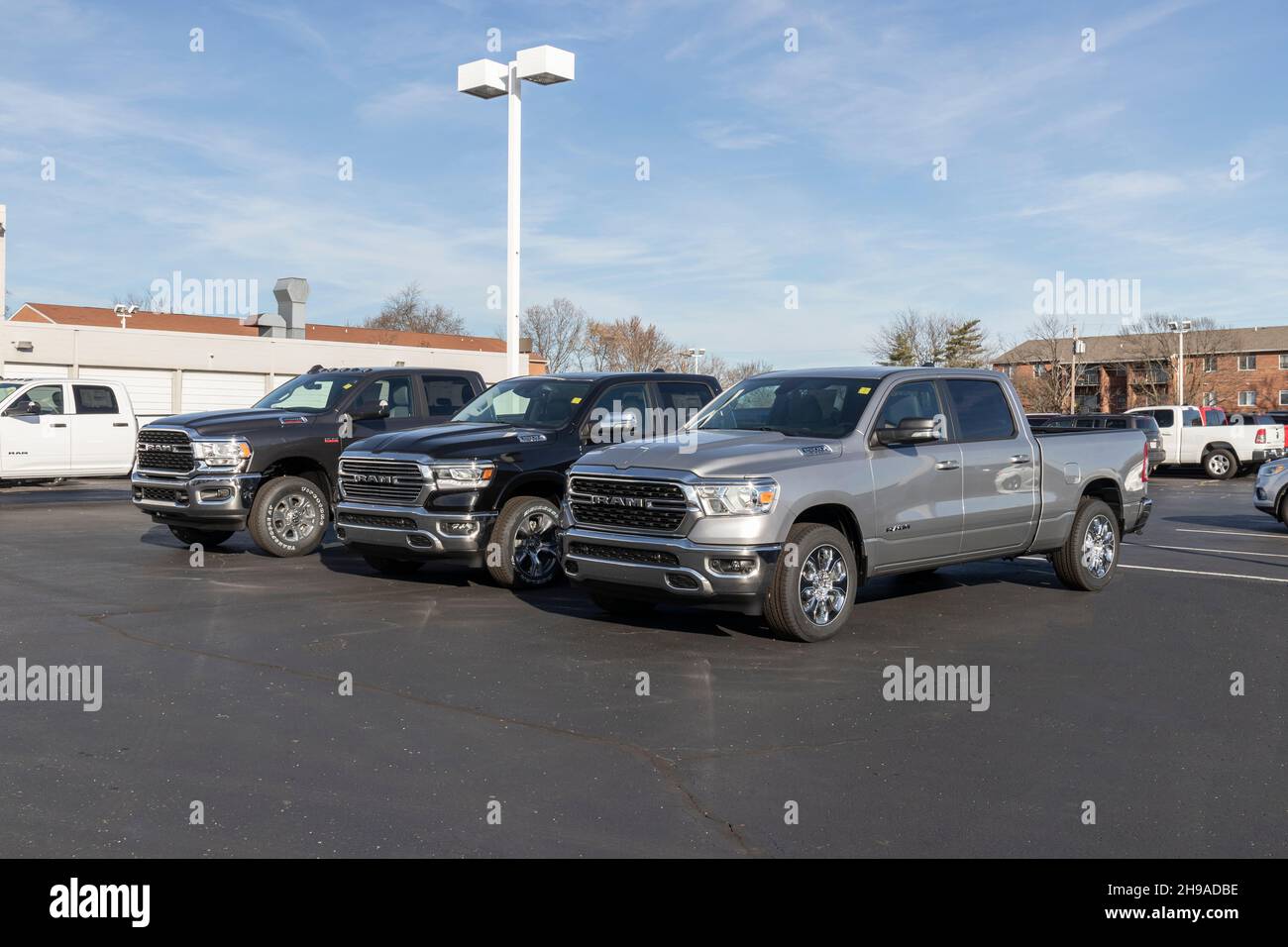 Cincinnati - Circa Dicembre 2021: Display RAM 1500 presso una concessionaria Chrysler RAM. Le filiali di Stellantis di FCA sono Chrysler, Dodge, Jeep e RAM Foto Stock Cincinnati - Circa Dicembre 2021: Display RAM 1500 presso una concessionaria Chrysler RAM. Le filiali di Stellantis di FCA sono Chrysler, Dodge, Jeep e RAM Foto Stock