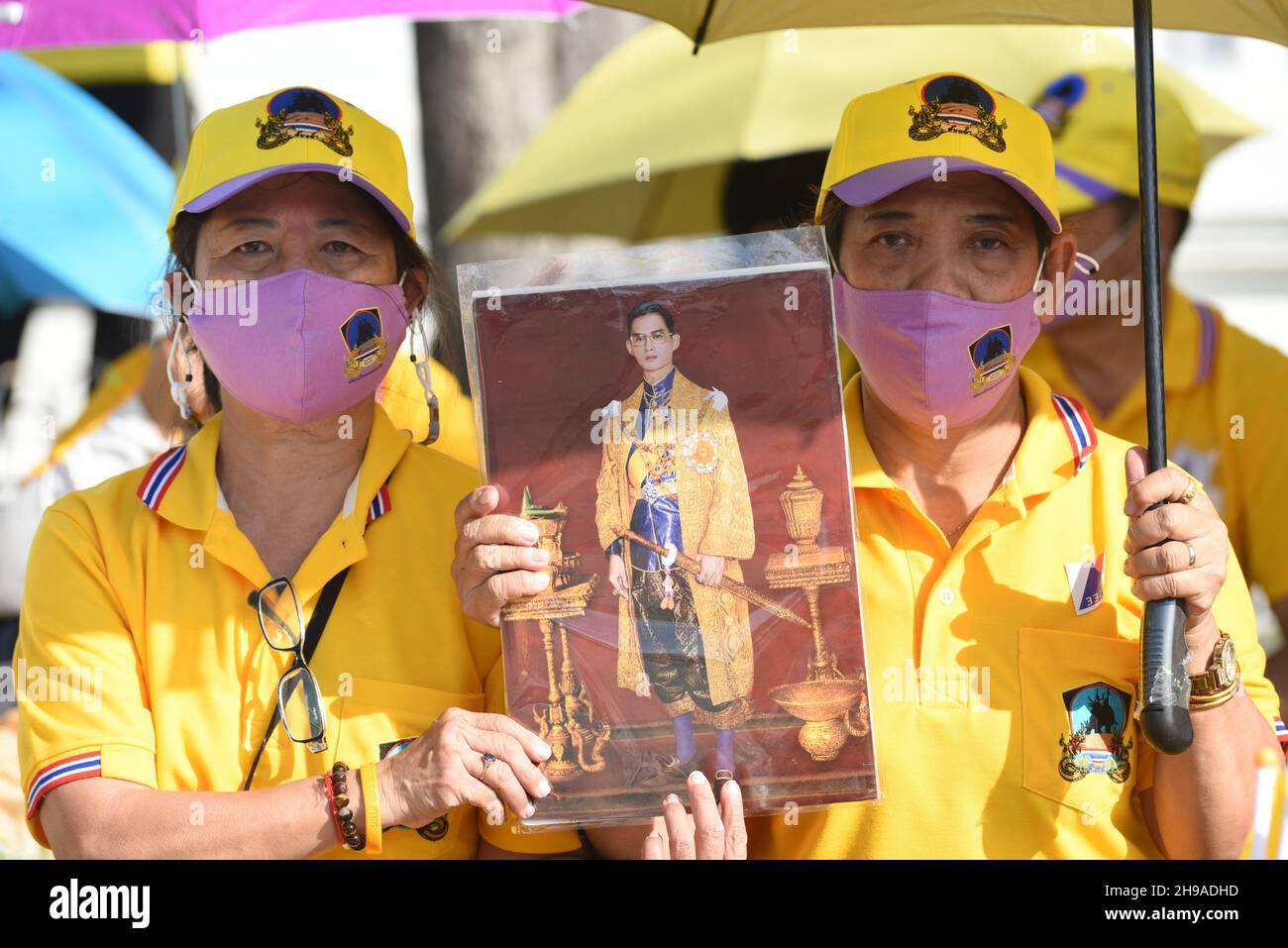 Bangkok, Tailandia. 05 dicembre 2021. Persone che sono fedeli a indossare camicie gialle e che mostrano le immagini dei monarchi thailandesi in attesa della processione reale del re thailandese su Ratchadamnoen Road, mentre la processione reale dell'auto passa al Grand Palace in occasione del compleanno di sua Maestà il tardo re Bhumibol Adulyadej il Grande, la Giornata Nazionale Tailandese e la Giornata del Padre della Thailandia. (Foto di Teera Noisakran/Pacific Press) Credit: Pacific Press Media Production Corp./Alamy Live News Foto Stock