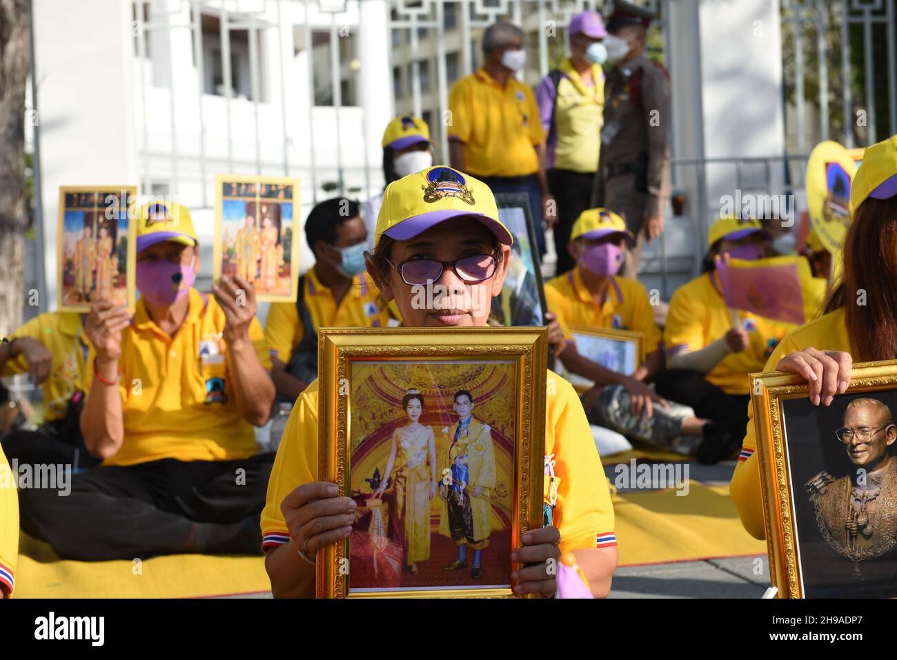 Bangkok, Tailandia. 05 dicembre 2021. Persone che sono fedeli a indossare camicie gialle e che mostrano le immagini dei monarchi thailandesi in attesa della processione reale del re thailandese su Ratchadamnoen Road, mentre la processione reale dell'auto passa al Grand Palace in occasione del compleanno di sua Maestà il tardo re Bhumibol Adulyadej il Grande, la Giornata Nazionale Tailandese e la Giornata del Padre della Thailandia. (Foto di Teera Noisakran/Pacific Press) Credit: Pacific Press Media Production Corp./Alamy Live News Foto Stock