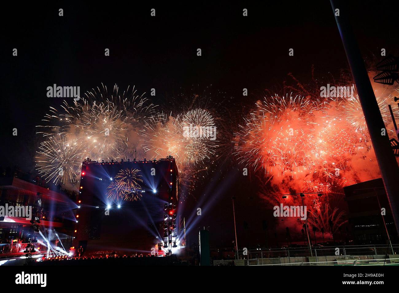 Jeddah, Arabo Saudita. 05 dicembre 2021. 05.12.2021, circuito di Jeddah Corniche, Jeddah, Gran Premio di Formula 1 dell'Arabia Saudita, nella foto i fuochi d'artificio finali sono esposti sulla pista di gara di Jeddah. Credit: dpa/Alamy Live News Foto Stock