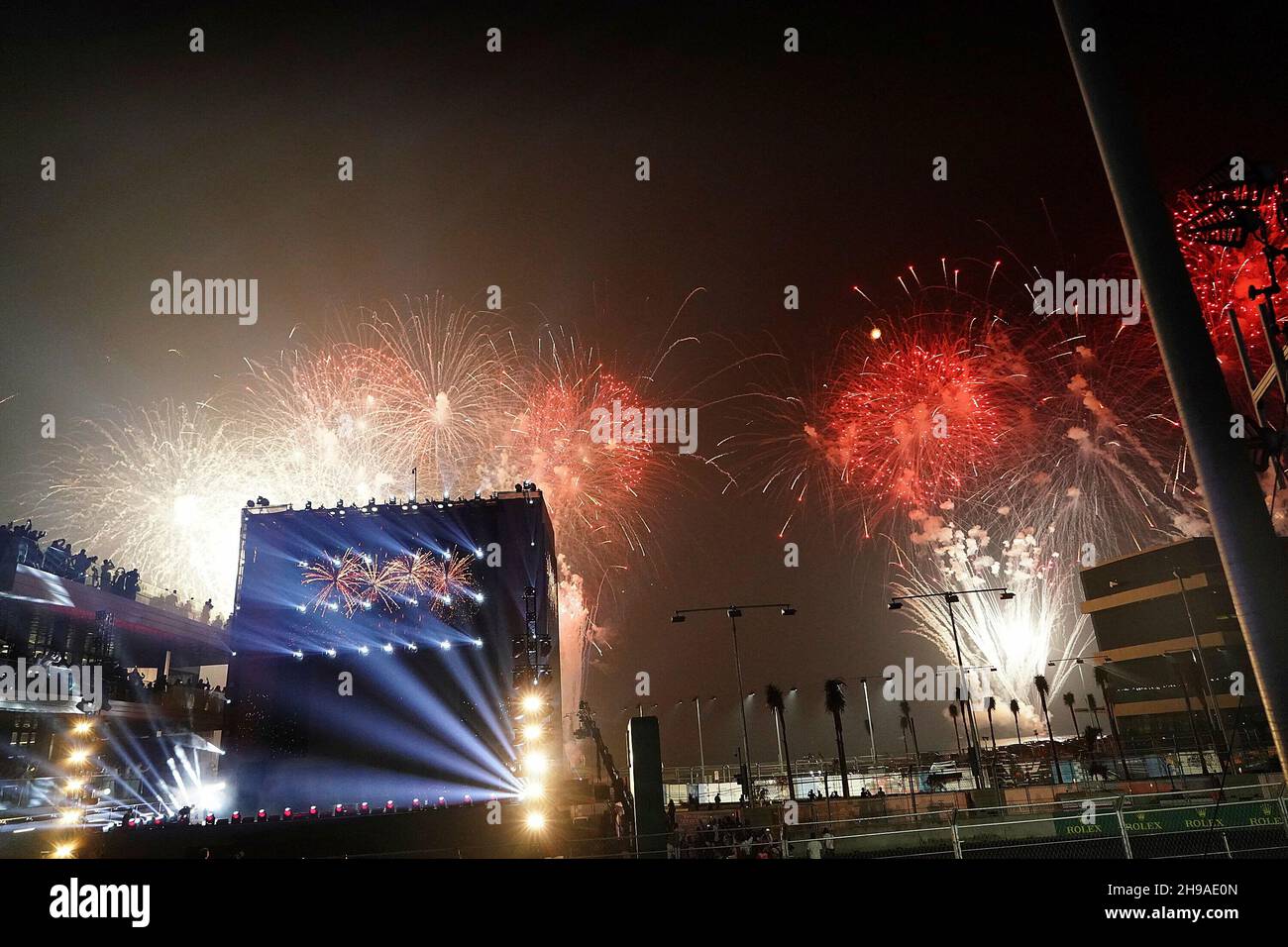 Jeddah, Arabo Saudita. 05 dicembre 2021. 05.12.2021, circuito di Jeddah Corniche, Jeddah, Gran Premio di Formula 1 dell'Arabia Saudita, nella foto i fuochi d'artificio finali sono esposti sulla pista di gara di Jeddah. Credit: dpa/Alamy Live News Foto Stock