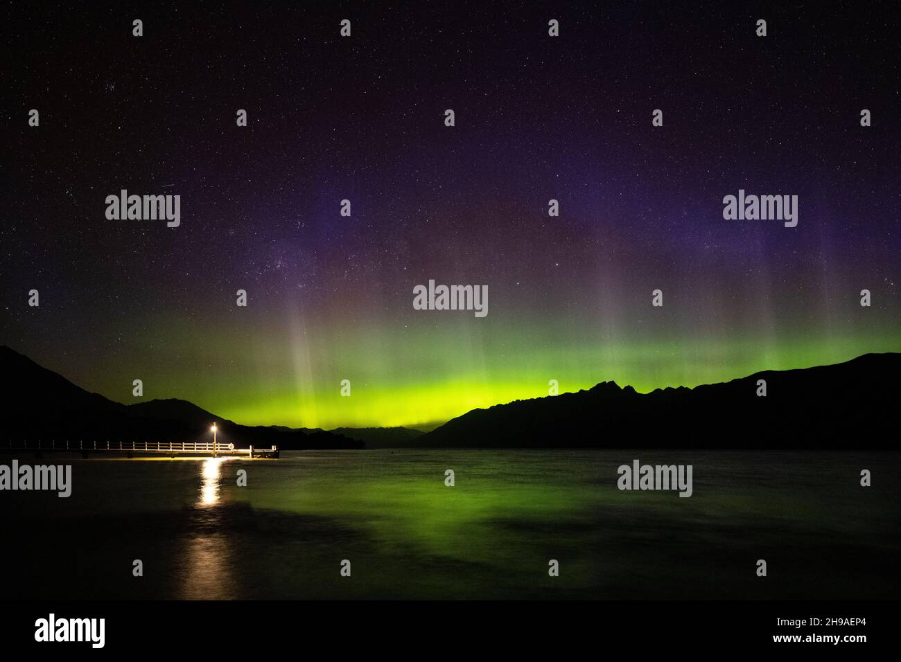 Aurora Australis sul molo di Glenorchy, Nuova Zelanda Foto Stock