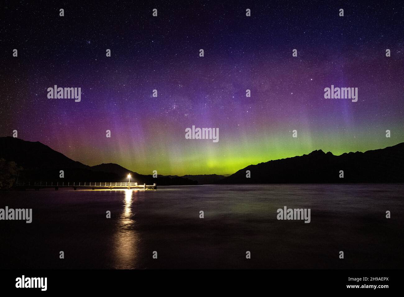 Aurora Australis sul molo di Glenorchy, Nuova Zelanda Foto Stock