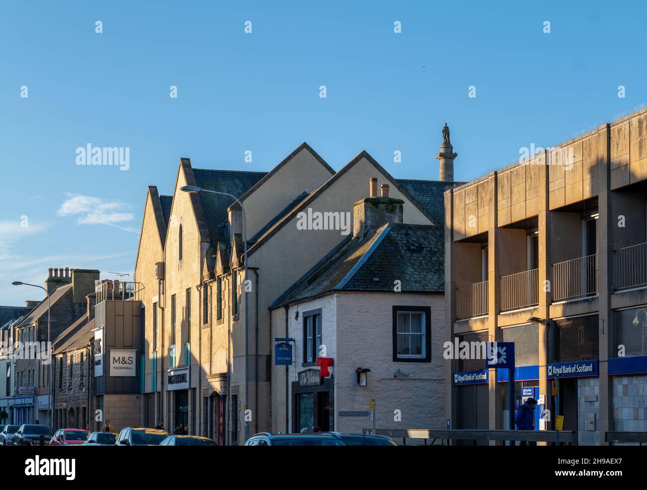ELGIN, MORAY, SCOZIA - 3 DICEMBRE 2021: Questo è il sole molto basso che brilla su alcune dell'architettura di High Street, Elgin, Moray, Scozia. Foto Stock