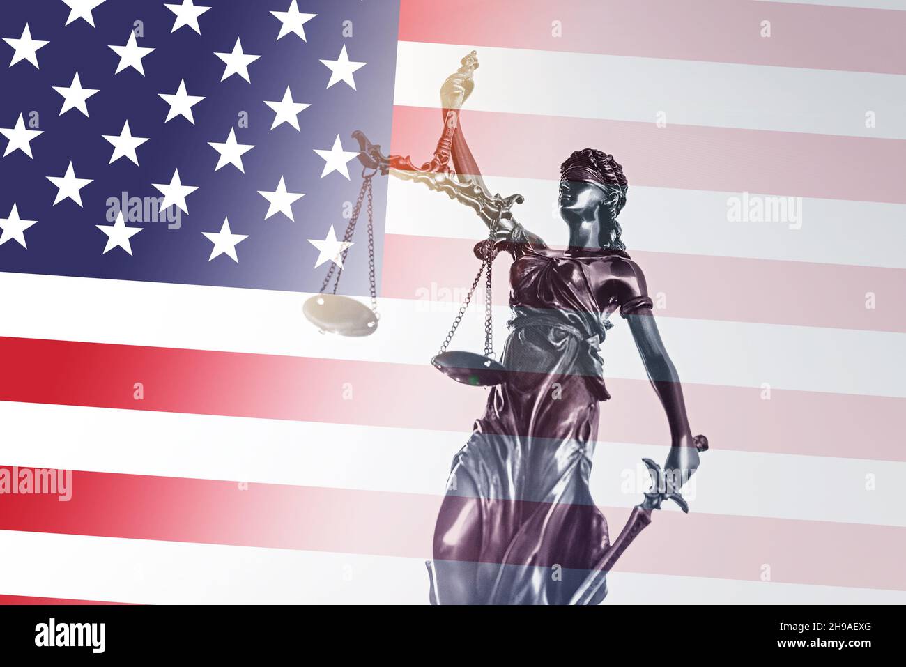 Legge, concetto legale con statua di giustizia della signora. Bandiera USA sullo sfondo Foto Stock