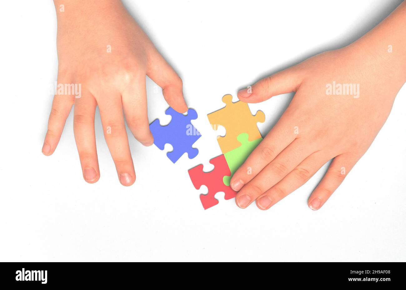 Giornata mondiale della consapevolezza dell'autismo. Puzzle come simbolo dello spettro autismo Foto Stock