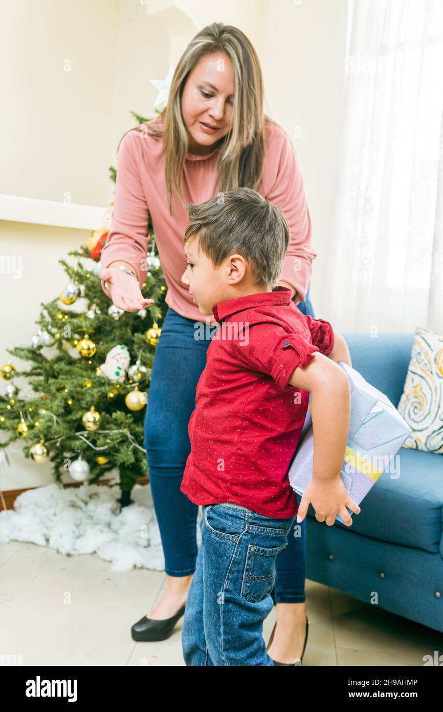 Madre e suo figlio con regali di natale Foto Stock