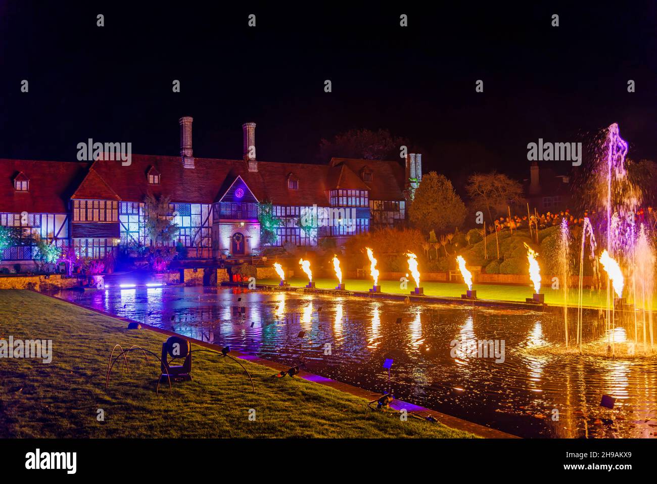 The Laboratory Building, Jellicoe Canal e Flare Lighting al Glow 2021, l'evento annuale di luci natalizie al RHS Garden Wisley, Woking, Surrey Foto Stock