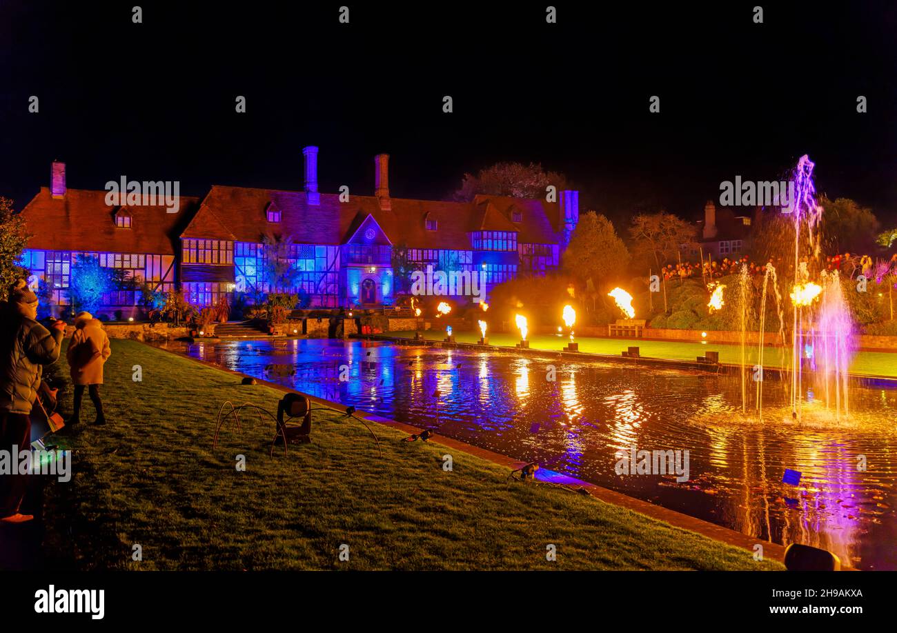 The Laboratory Building, Jellicoe Canal e Flare Lighting al Glow 2021, l'evento annuale di luci natalizie al RHS Garden Wisley, Woking, Surrey Foto Stock