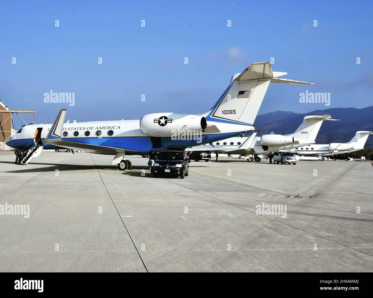 211203-N-AS200-0046 (dic. 3, 2021) PUNTO MUGU, Calif. – base navale Ventura County (NBVC), Point Mugu, sostenuto movimento logistico dell'onorevole Llyod J. Austin III, Segretario della Difesa (SECDEF), ADM. Michael M. Gilday, capo delle operazioni navali (CNO), e altri dirigenti militari di alto livello che hanno partecipato al Reagan National Defense Forum (RNDF) del 2021, 3-4 dicembre 2021. NBVC supporta e abilita la flotta, il Fighter e la famiglia fornendo una disponibilità efficace ed efficiente dalla riva e ospita i Pacific Coast Seabees, i Westcoast Hawkeyes, 3 centri di guerra e il “Ghos” della Marina degli Stati Uniti Foto Stock