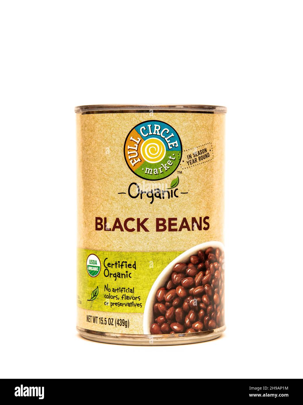 Immagine di una lattina di fagioli neri organici del mercato a cerchio completo isolati su bianco Foto Stock