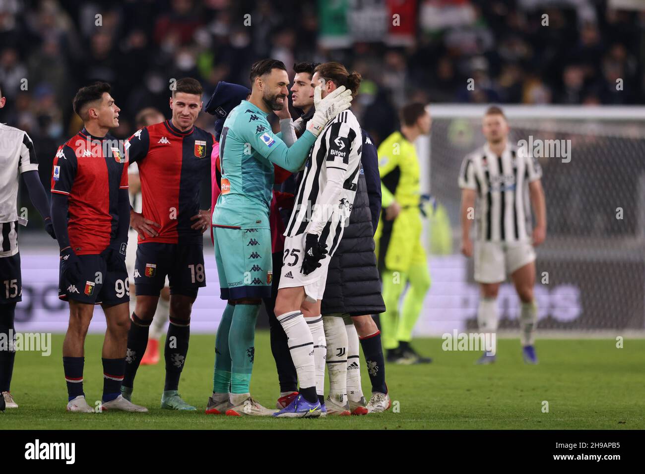 Torino, 5 dicembre 2021. Gli ex compagni di squadra PSG Salvatore Sirigu del CFC di Genova e Adrien Rabiot della Juventus si salutano a vicenda dopo il fischio finale della Serie A allo Stadio Allianz di Torino. Il credito d'immagine dovrebbe essere: Jonathan Moscrop / Sportimage Credit: Sportimage/Alamy Live News Foto Stock