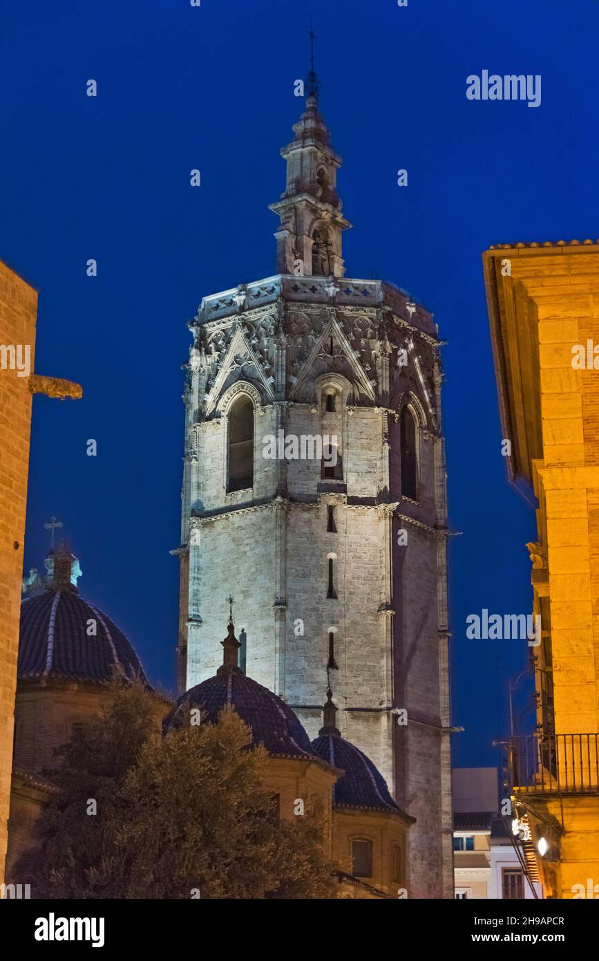 Vista notturna del Campanile della Cattedrale di Valencia, Valencia, Spagna Foto Stock