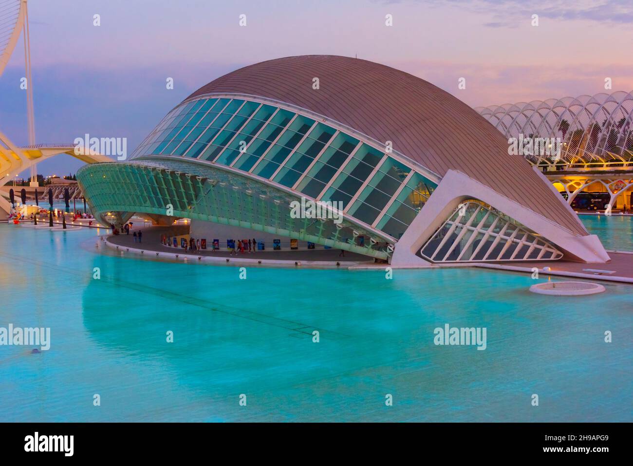 L'Hemisferic (a sinistra) e l'Umbracle (a destra), parte della Città delle Arti e delle Scienze, Valencia, Spagna Foto Stock