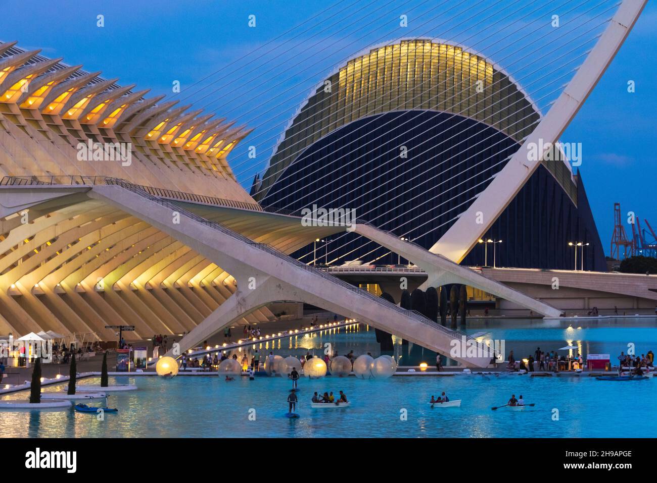 L'Agora (a destra), Ponte Assut de l'Or e l'Umbracle (a sinistra), parte della Città delle Arti e delle Scienze, Valencia, Spagna Foto Stock