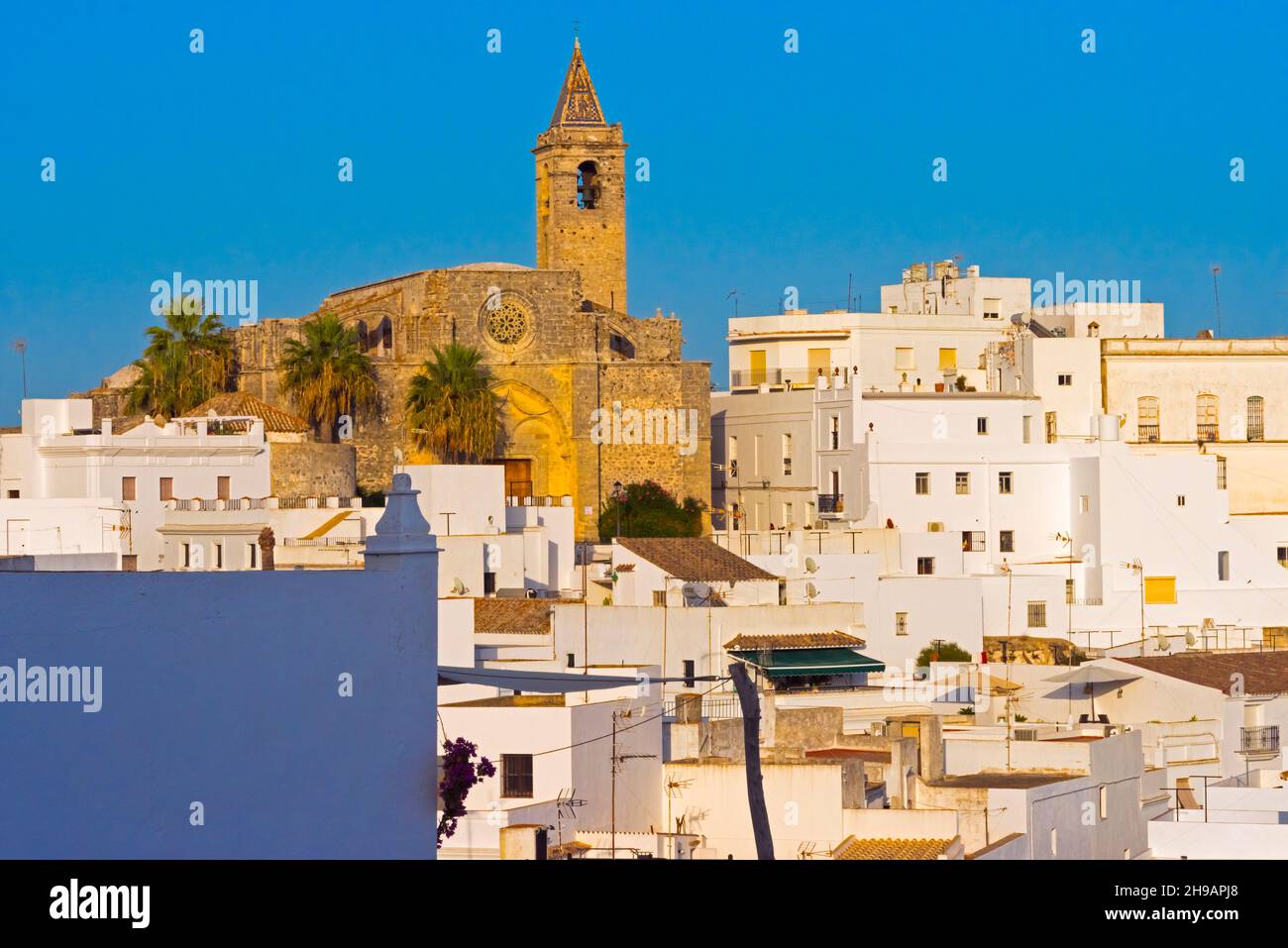 Chiesa di El Divino Salvador con case bianche, Vejer de la Frontera, Provincia di Cadice, Comunità Autonoma Andalusia, Spagna Foto Stock