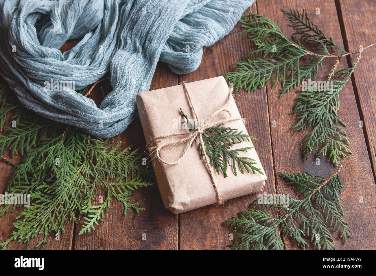 Scatole regalo di Natale fatte a mano decorate con carta artigianale. Composizione per compleanno, giorno della madre, vendita del venerdì nero, Natale, natale, nuovo anno o matrimonio Foto Stock