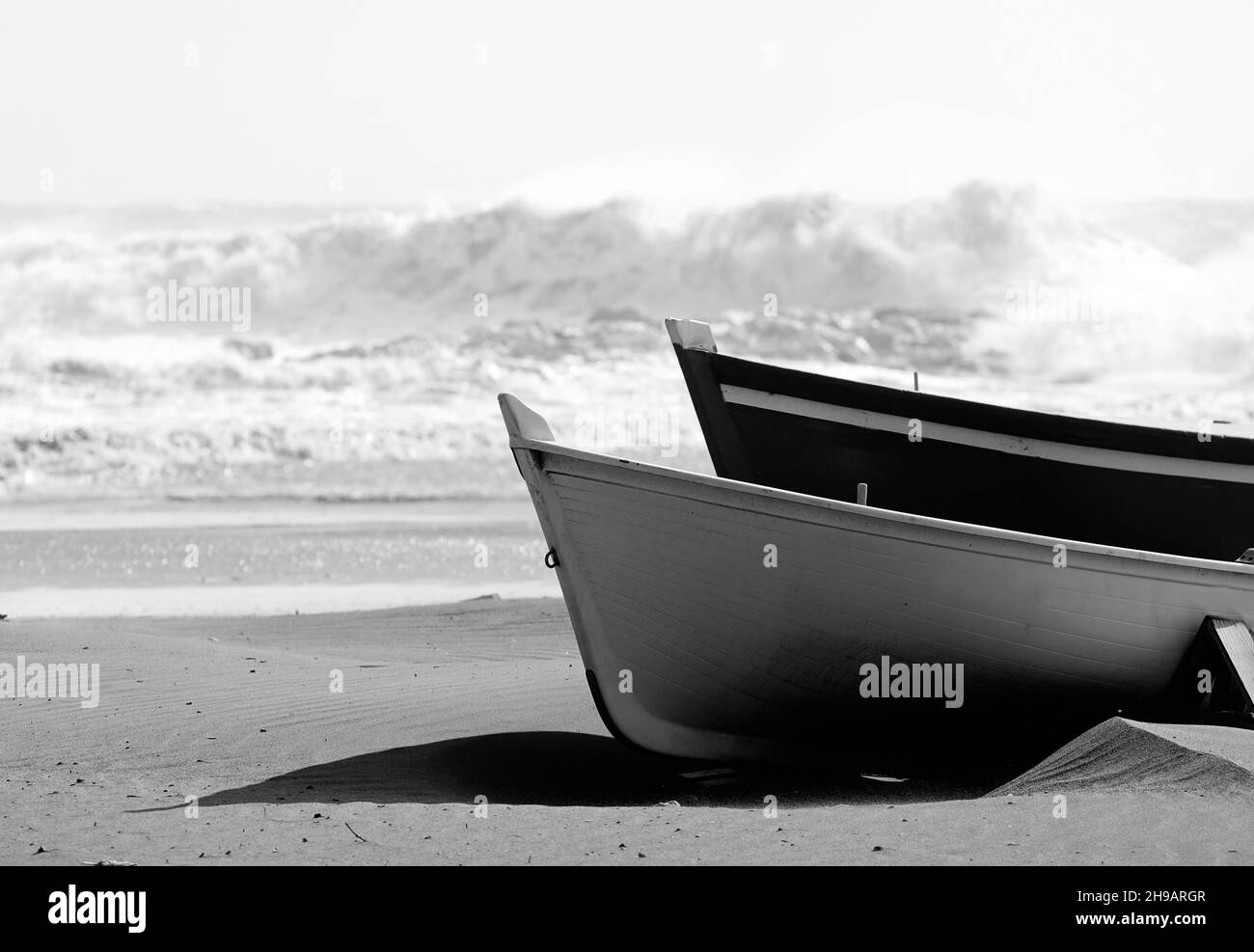 barche da pesca, sulla sabbia dalla tempesta di mare. Foto Stock