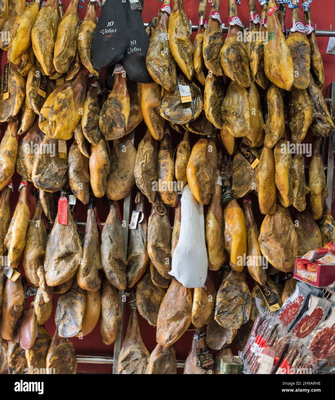 Vendita di prosciutti presso il negozio, Ronda, Provincia di Malaga, Comunità autonoma Andalusia, Spagna Foto Stock