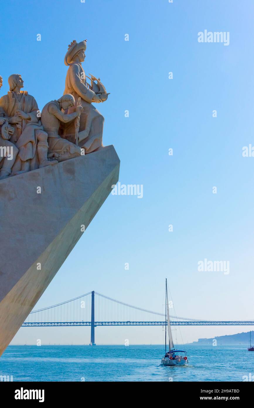 Monumento alle scoperte con barca a vela sul fiume Tago, Lisbona, Portogallo Foto Stock