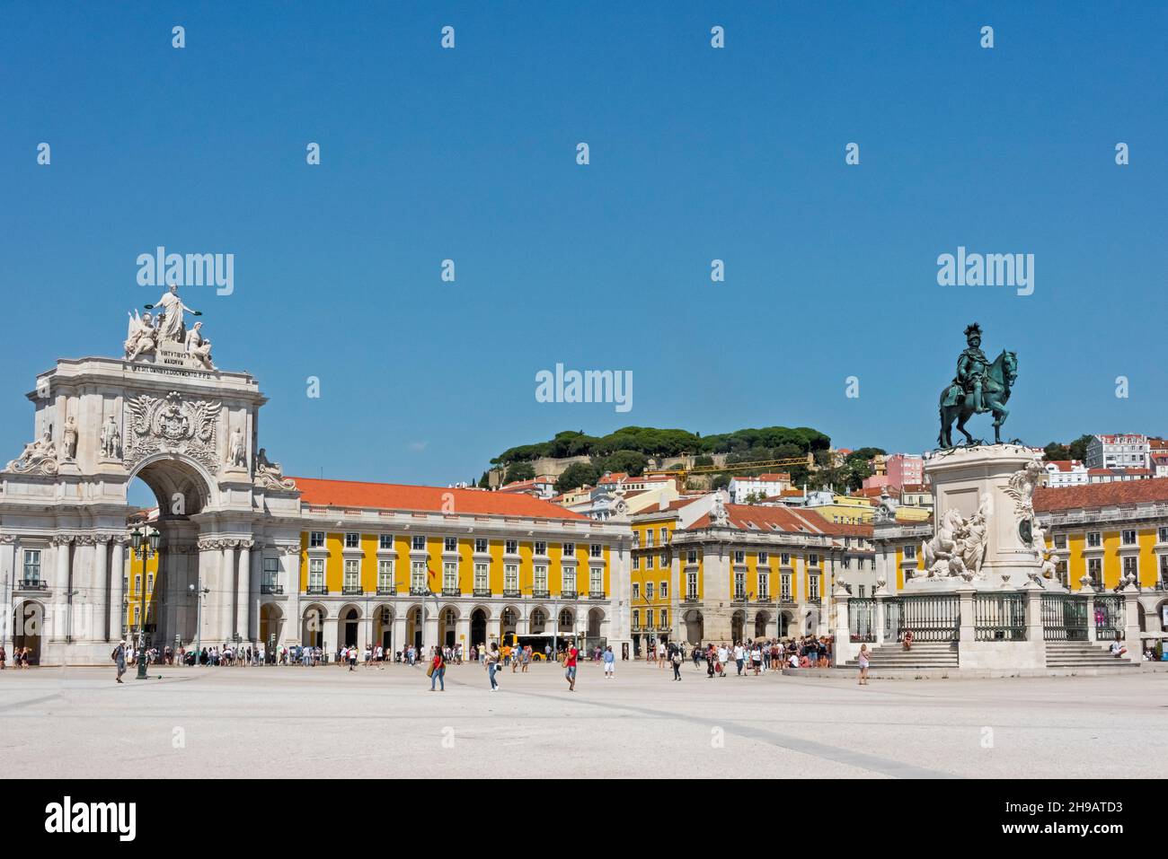Arco di Rua Augusta e statua del re José i in Piazza del Commercio, Lisbona, Portogallo Foto Stock