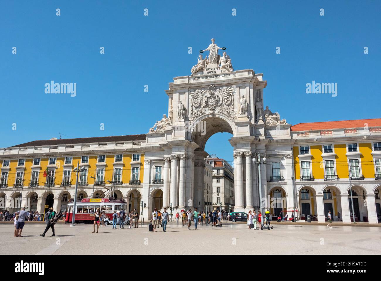 La Rua Augusta arco nella piazza del Commercio, Lisbona, Portogallo Foto Stock