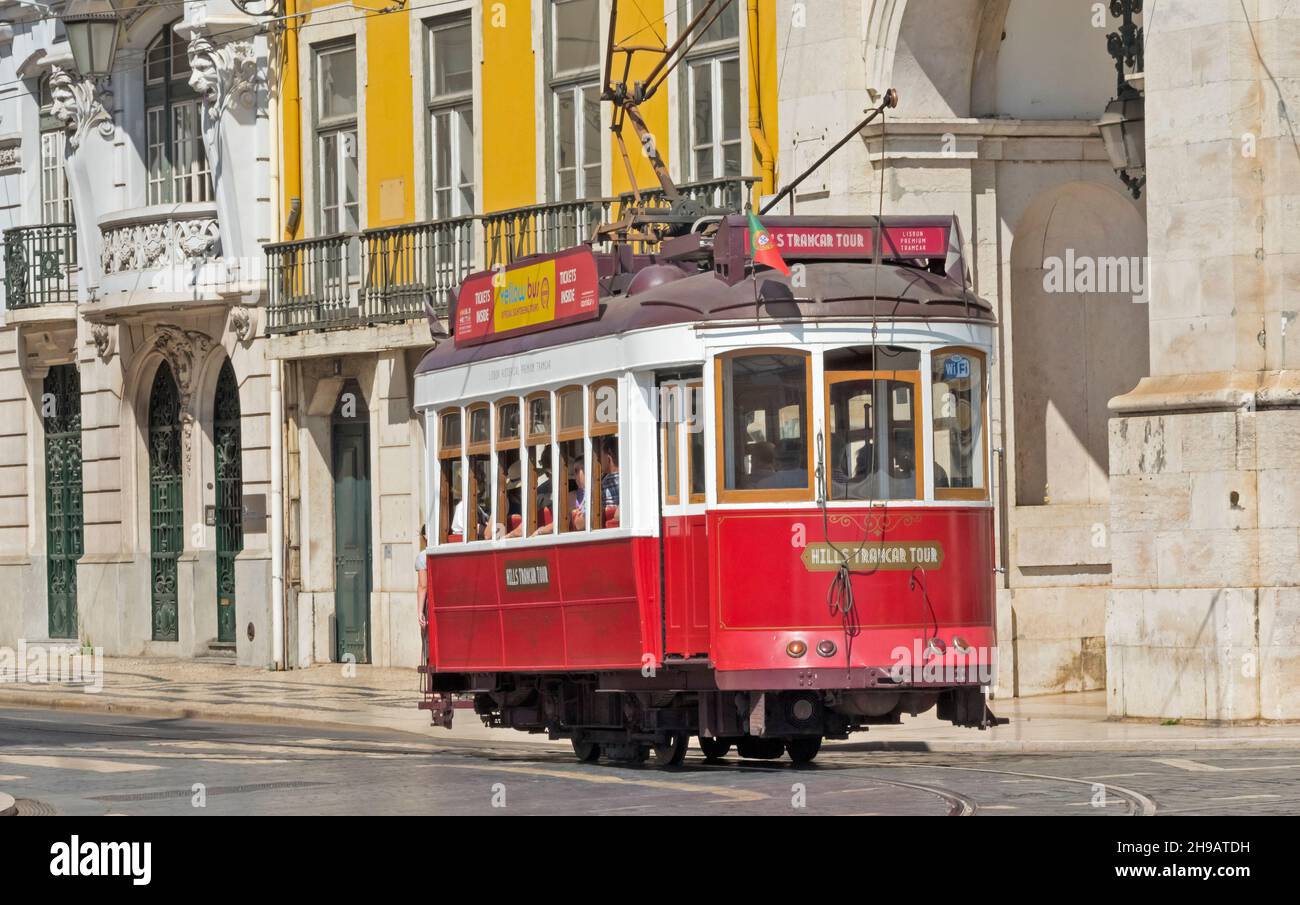 Tram rosso in Piazza del Commercio, Lisbona, Portogallo Foto Stock