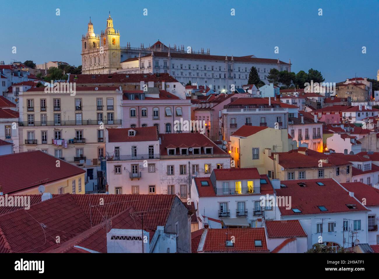 Vista notturna del monastero di São Vicente de Fora e case con tetto rosso ad Alfama, una delle zone più antiche di Lisbona, Lisbona, Portogallo Foto Stock