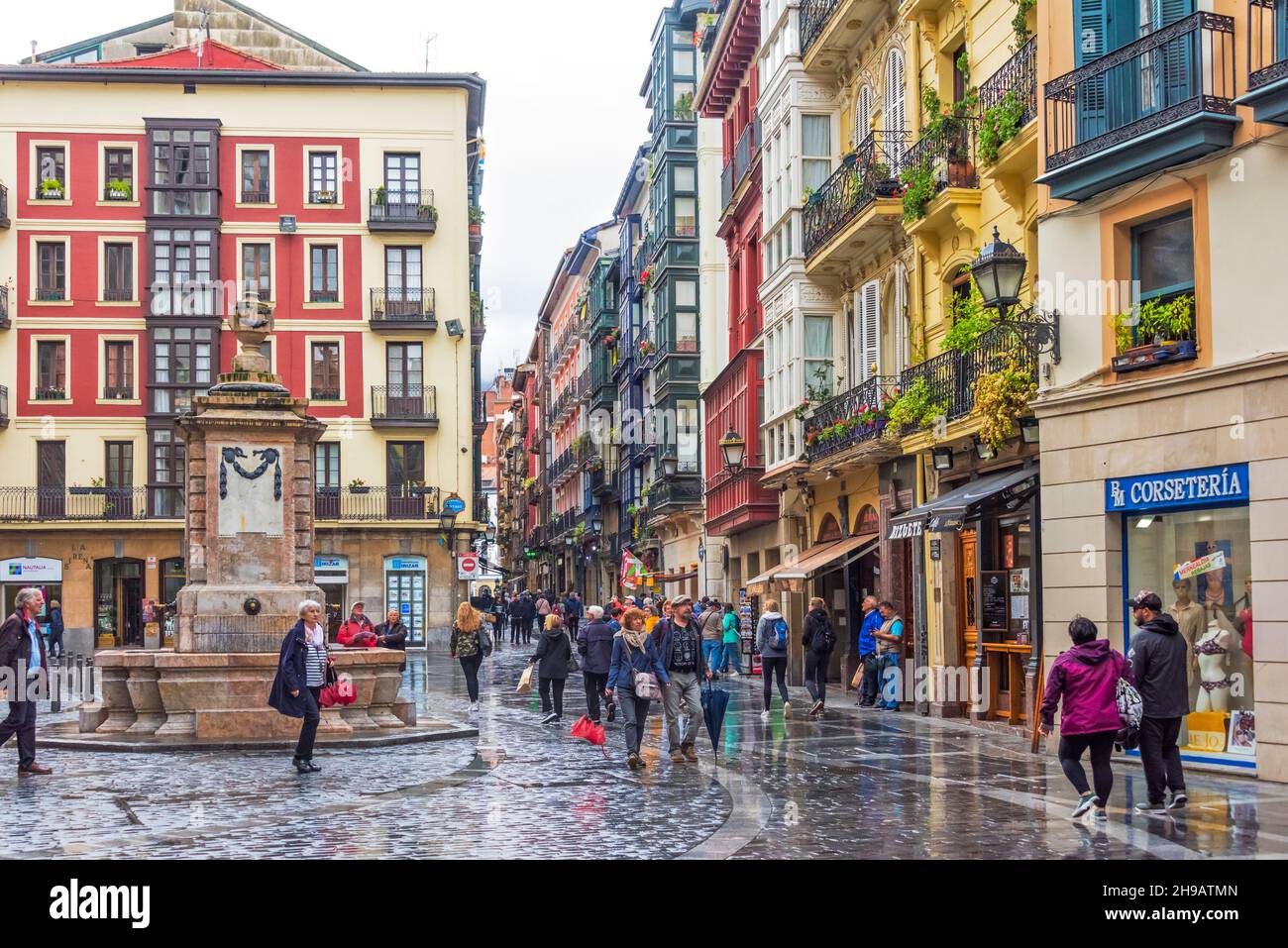 Strada acciottolata nella città vecchia in pioggia, Bilbao, provincia di Biscay, Comunità autonoma della contea basca, Spagna Foto Stock