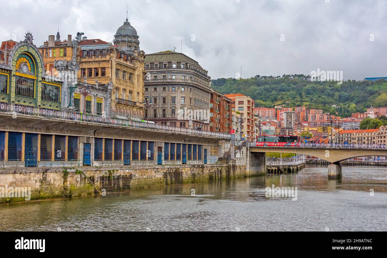 Vecchia stazione ferroviaria sulla riva del fiume Nervion, Bilbao, provincia di Biscay, Comunità autonoma della contea basca, Spagna Foto Stock