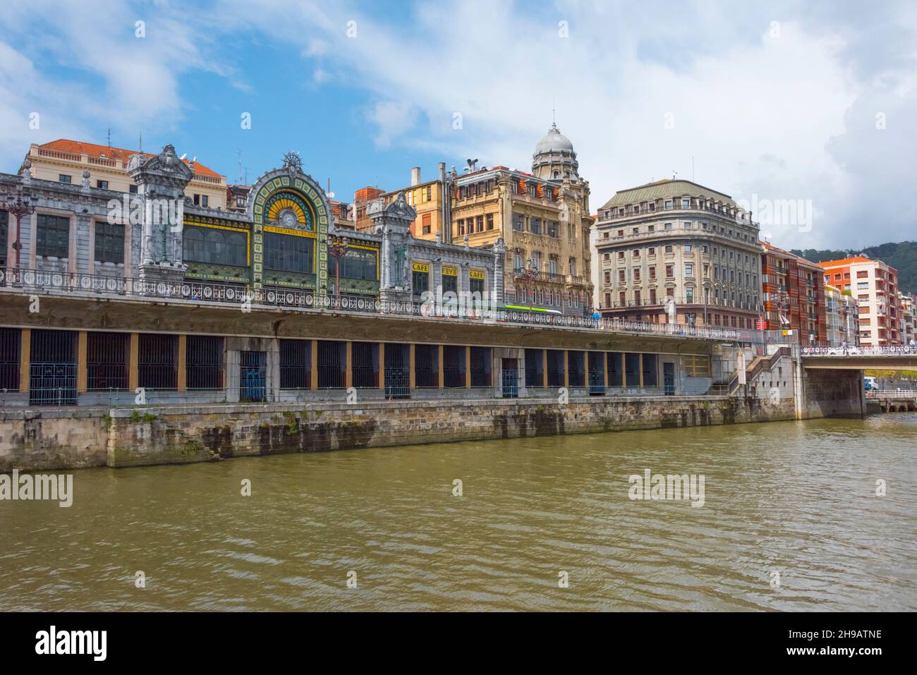 Vecchia stazione ferroviaria sulla riva del fiume Nervion, Bilbao, provincia di Biscay, Comunità autonoma della contea basca, Spagna Foto Stock