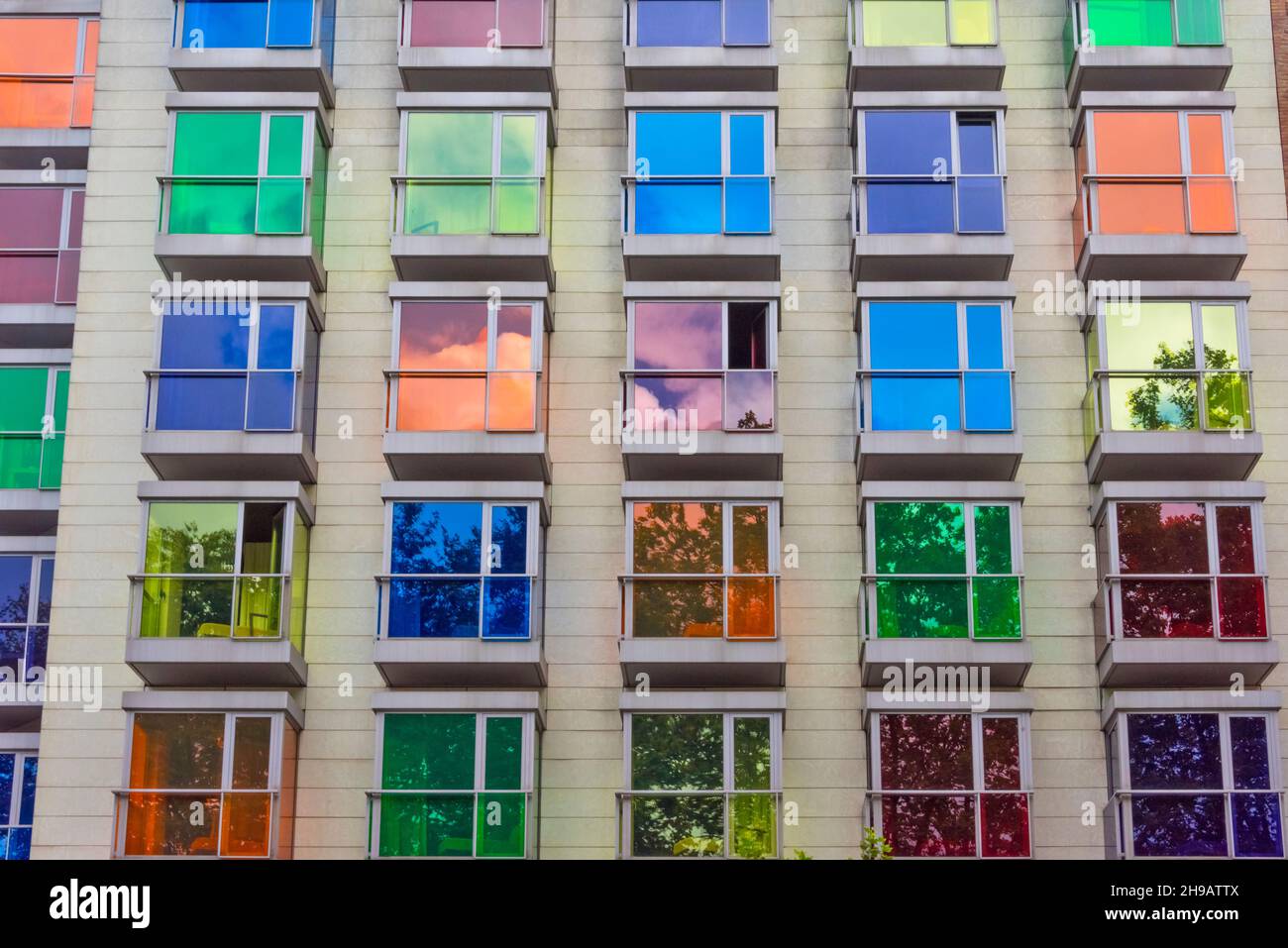 Edificio con finestre colorate, Bilbao, Provincia di Biscay, Comunità autonoma della Contea Basca, Spagna Foto Stock