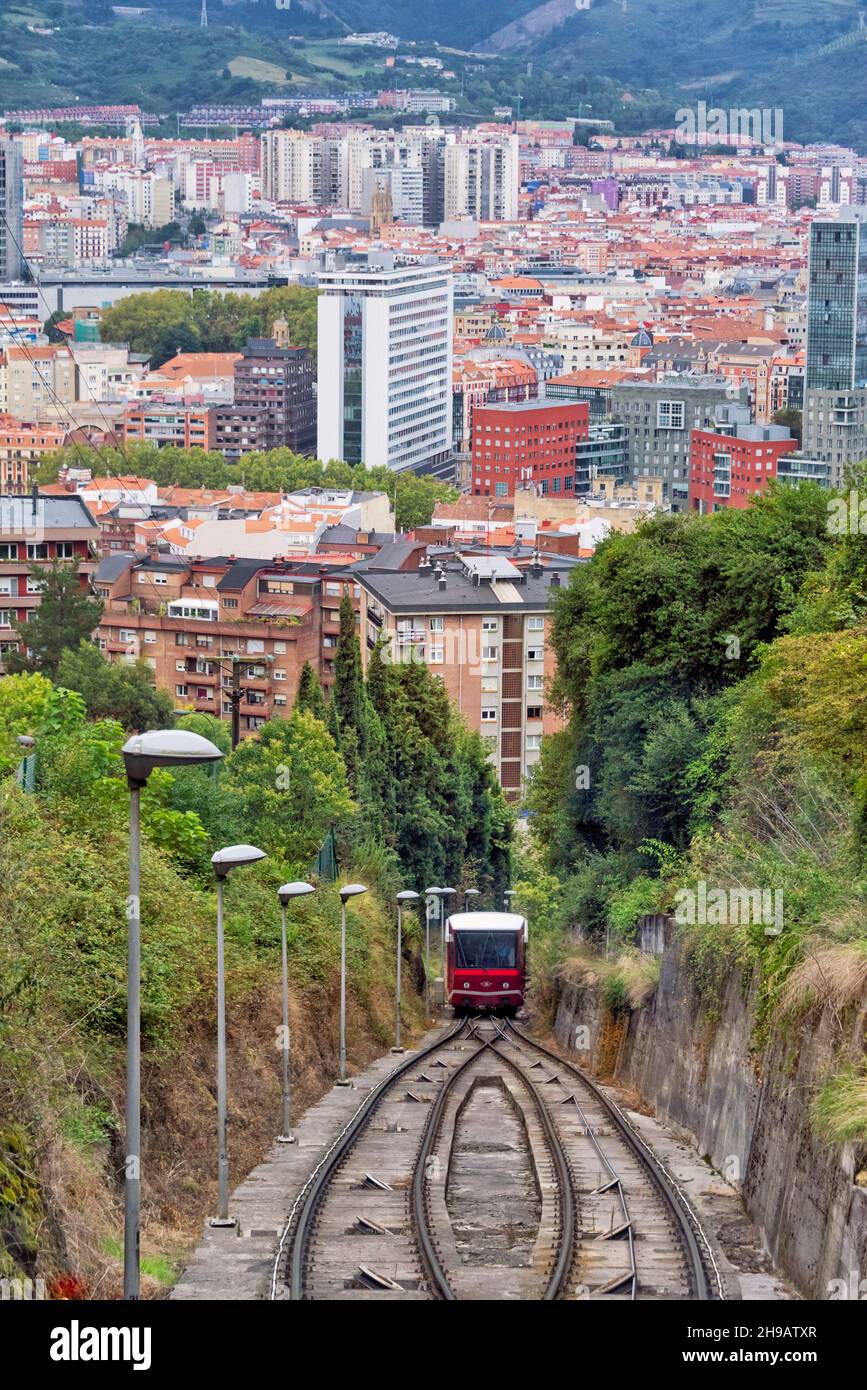 Tram in salita, Bilbao, provincia di Biscay, Comunità autonoma della contea basca, Spagna Foto Stock