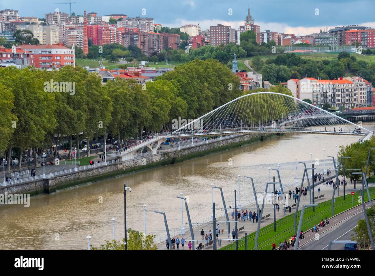 Ponte Zubizuri (Ponte di campo Vlantin o Puente del campo Vlantin, un ponte ad arco legato che attraversa il fiume Nervion progettato dall'architetto Santiago Cala Foto Stock