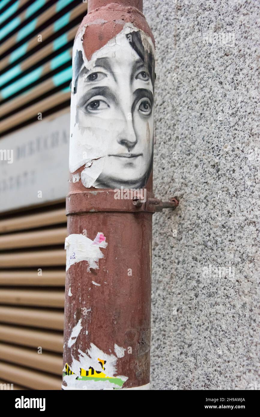 Tubo di servizio decorato con pittura, Madrid, Spagna Foto Stock
