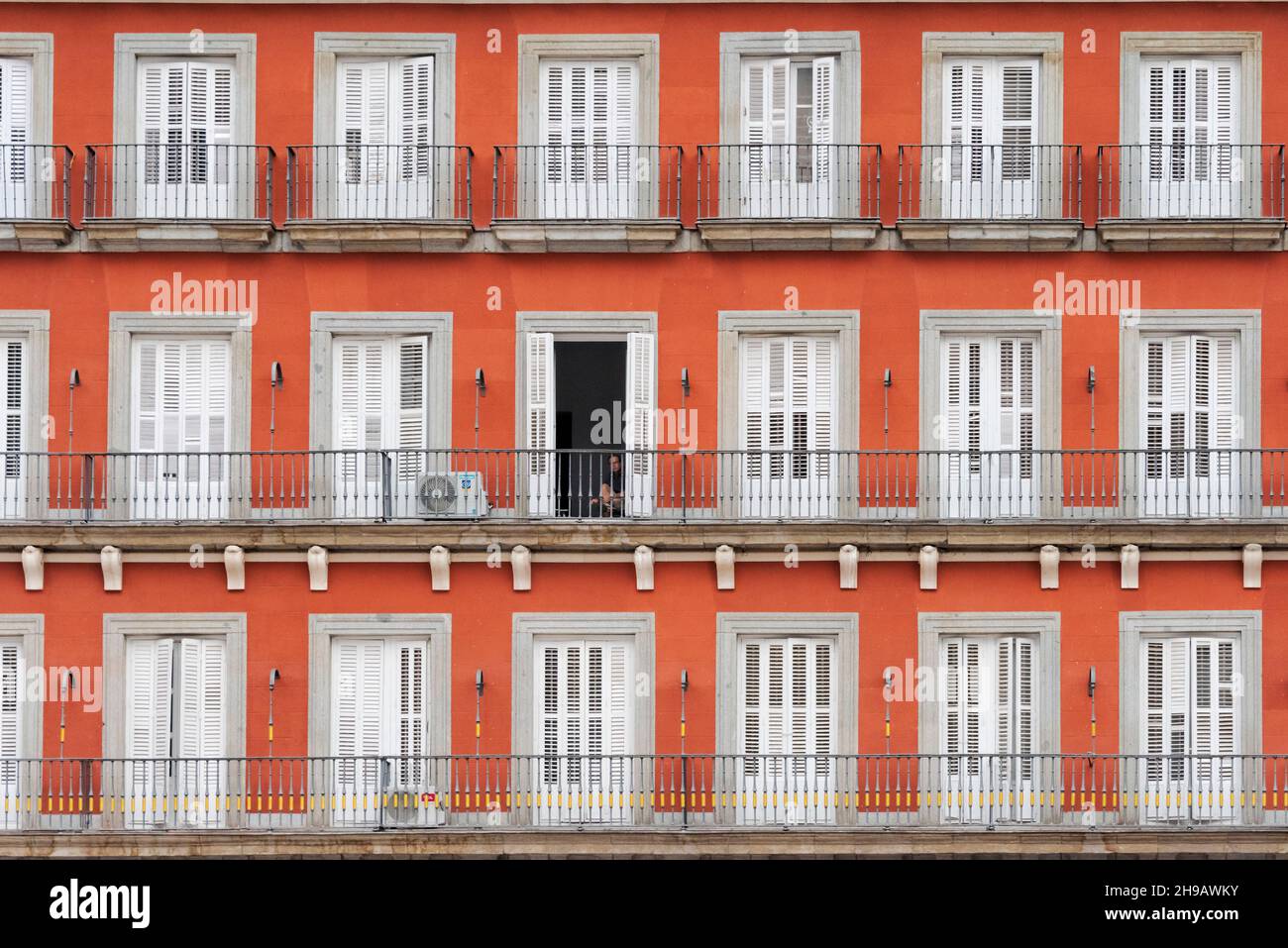 Edificio rosso con finestre in Plaza Mayor, Madrid, Spagna Foto Stock