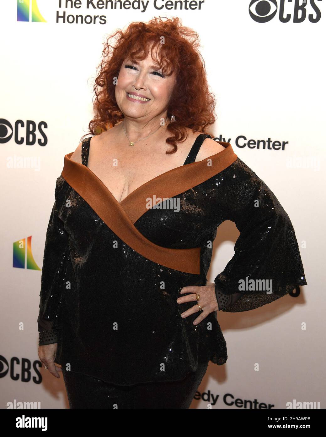 Washington, Stati Uniti. 05 dicembre 2021. La cantante Melissa Manchester si pone per i fotografi mentre arriva per la serata di gala 2021 di Kennedy Center Honors a Washington, domenica 5 dicembre 2021. Gli onorificenze sono dati annualmente a coloro che si trovano nelle arti dello spettacolo per la loro vita di contributi alla cultura americana. Foto di Mike Theiler/UPI Credit: UPI/Alamy Live News Foto Stock