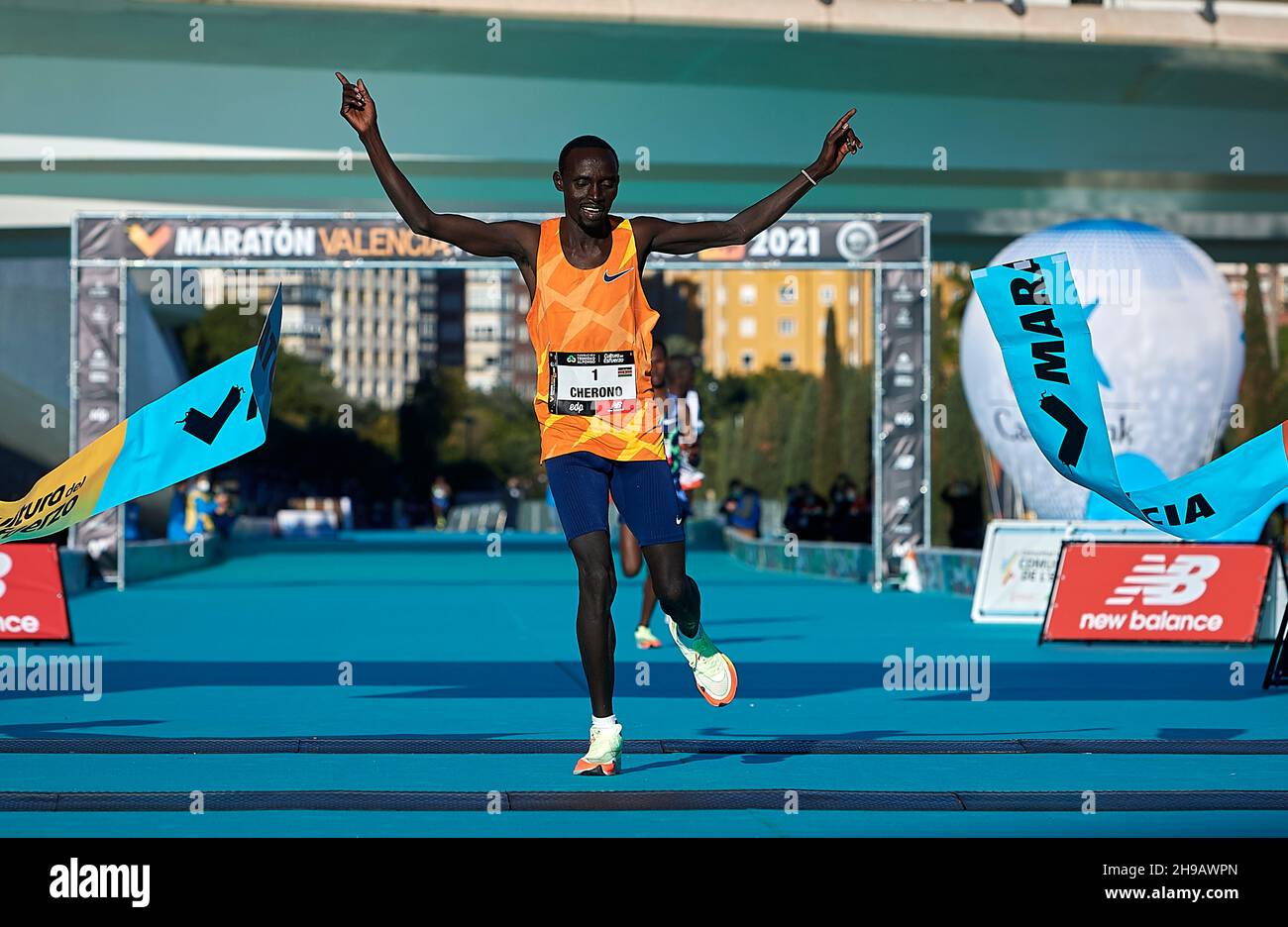 Valencia, Spagna. 5 dicembre 2021. Lawrence Cherono del Kenya attraversa il traguardo durante la Maratona di Valencia del 2021 a Valencia, in Spagna, 5 dicembre 2021. Credit: Str/Xinhua/Alamy Live News Foto Stock