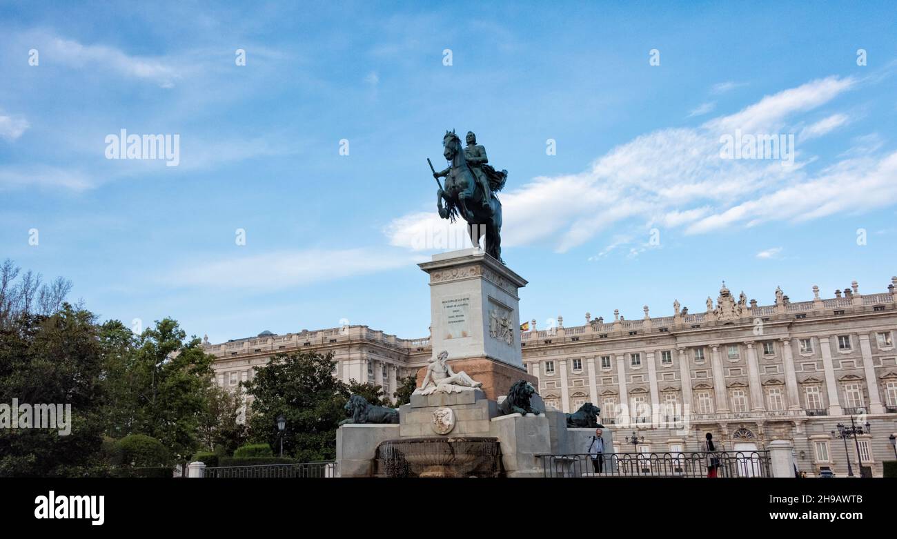 Monumento a Filippo IV di Pietro Tacca in Plaza de Oriente, con il Palazzo reale alle spalle, Madrid, Spagna Foto Stock