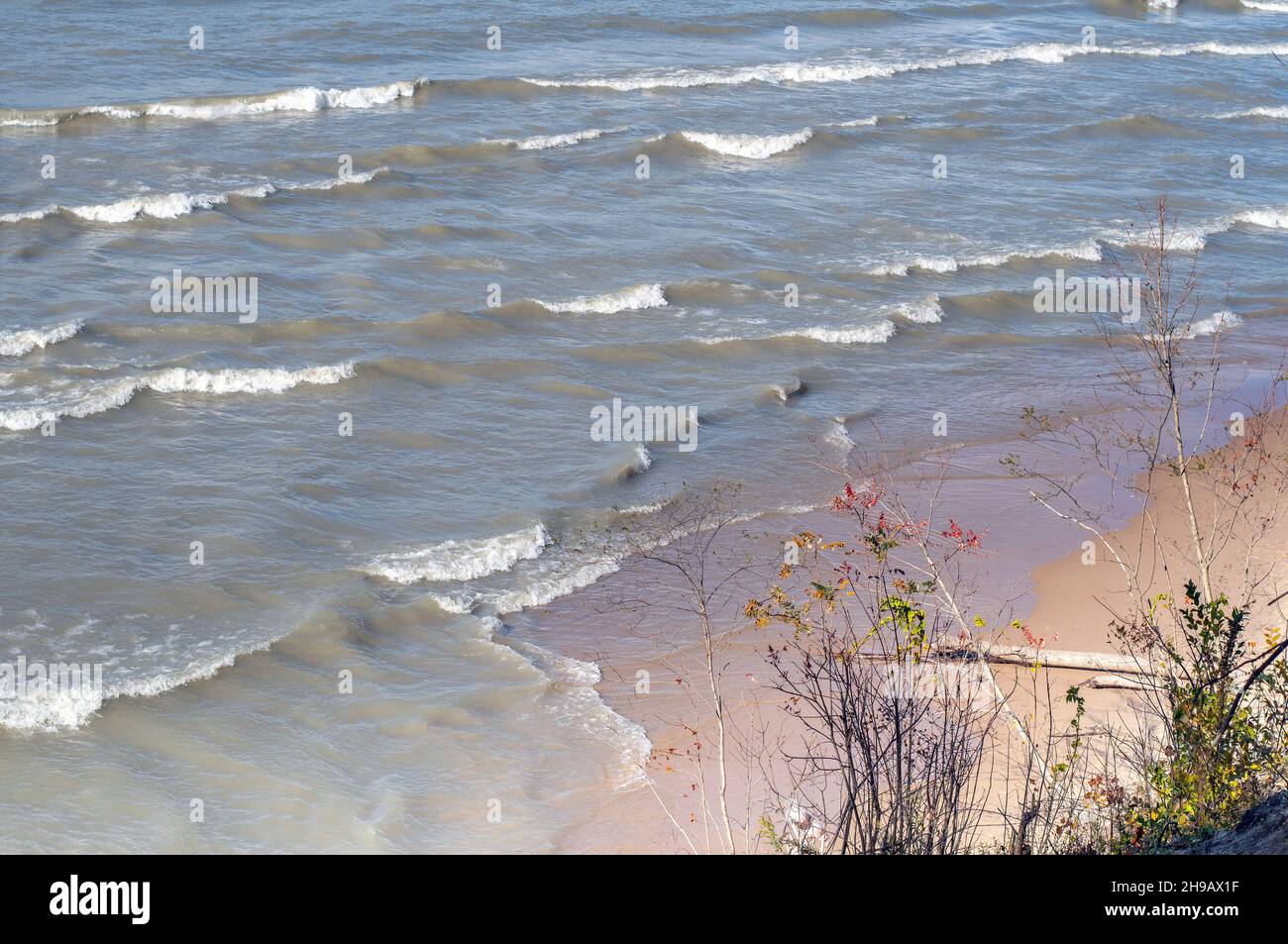 Le onde bianche si infrangono in una giornata ventosa sulle acque del lago Michigan negli Stati Uniti del Michigan Foto Stock