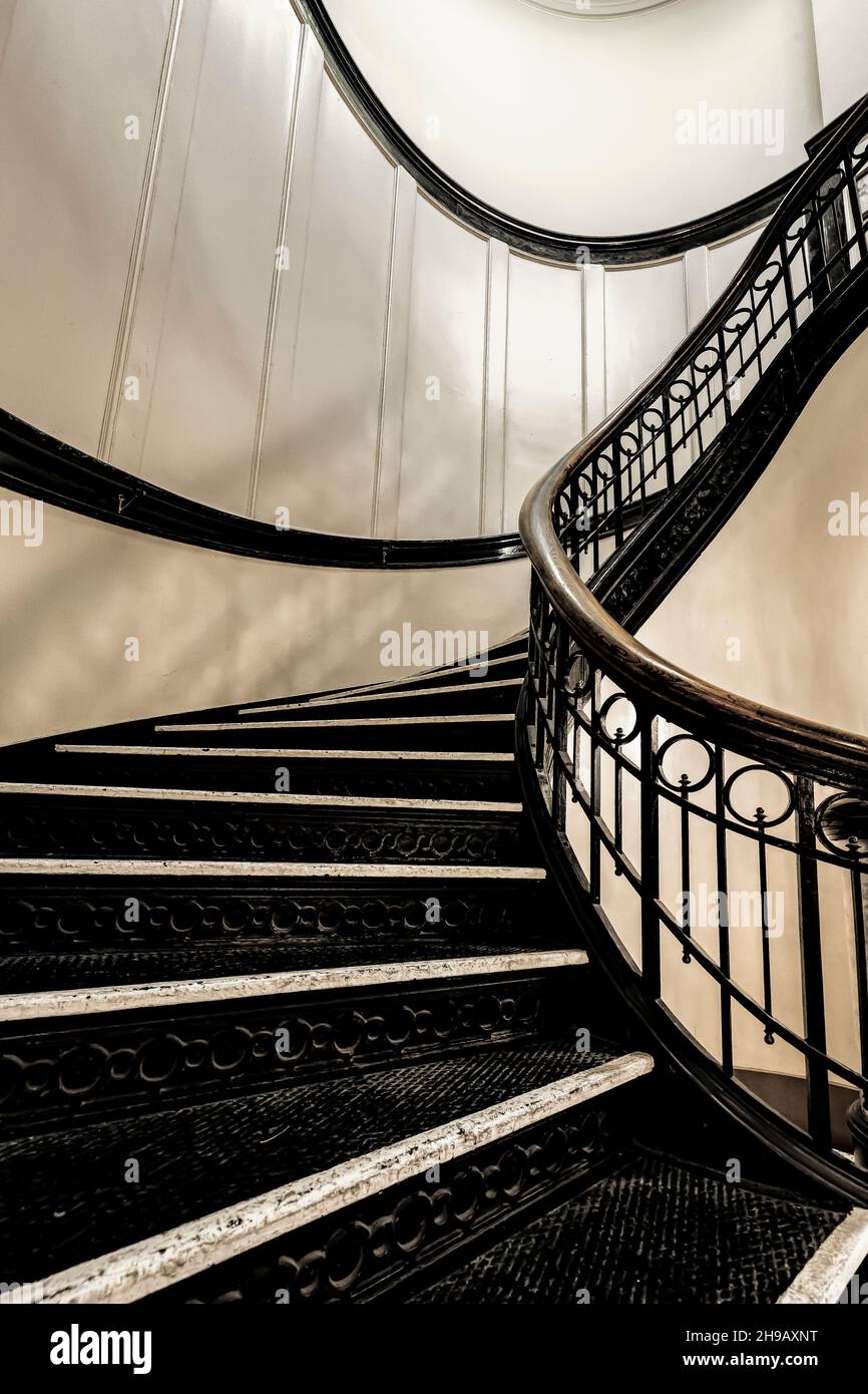 Grande scala a chiocciola nel Pacific County Courthouse, South Bend, Washington state, USA Foto Stock