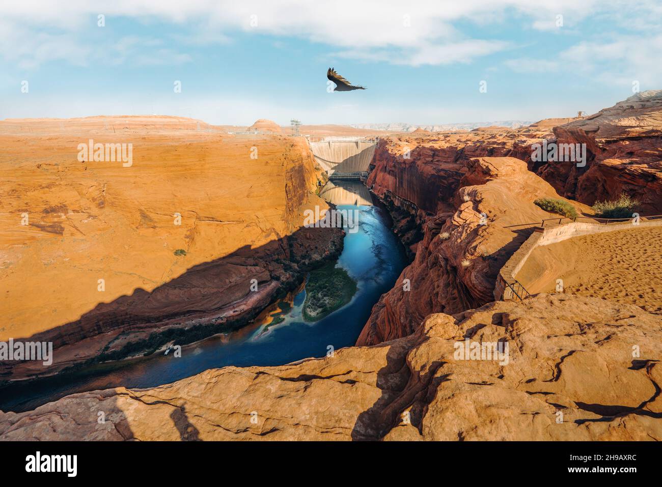 Vista sulla diga di Glen Canyon. Fiume Colorado e incredibili formazioni rocciose rosse del canyon. Glen Canyon Dam domando le acque del fiume Colorado e creati Foto Stock